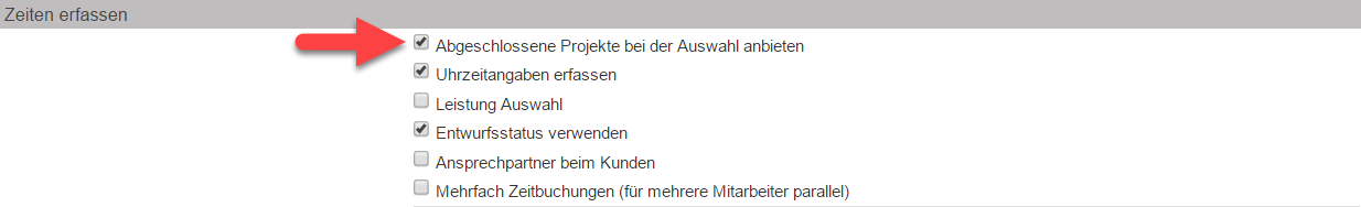 Screenshot Zeiterfassungseinstellungen mit Pfeil auf Option "Abgeschlossene Projekte bei der Auswahl anbieten"